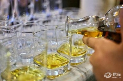 品酒时吞咽酒液的礼仪（小口，感受余味）常识