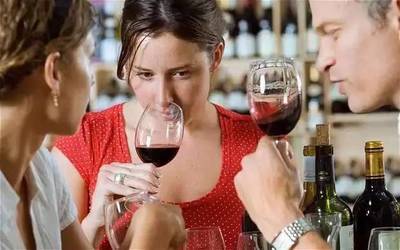 判断葡萄酒是否需要醒酒的方法（开瓶后闻香，香气封闭则需醒）常识