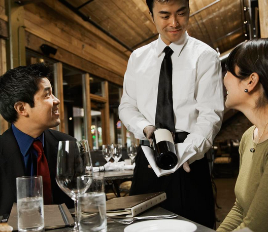 餐厅点酒的礼仪（听从侍酒师建议 / 不随意质疑）常识