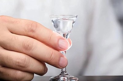 葡萄酒风味淡化（过度风味去除）工艺