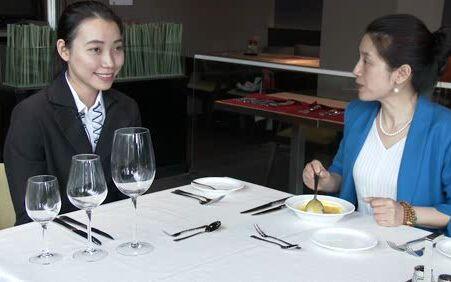 多人品酒时的交流礼仪（不打断他人评价）常识