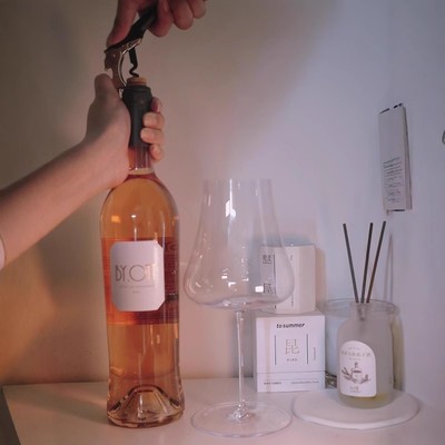 桃红葡萄酒短暂浸皮（2-24h）与发酵启动工艺